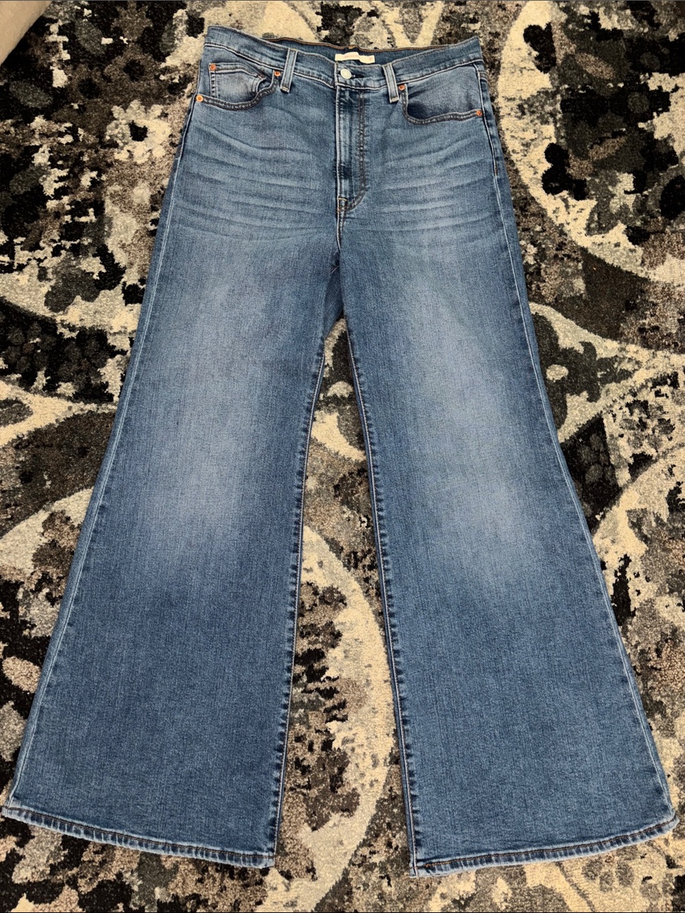 Levi’s High-Rise Ribcage Bell Jeans in Medium Blue Wash